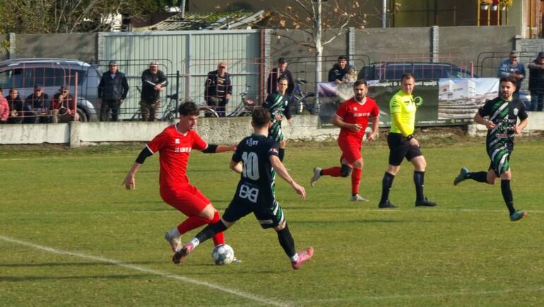 Cronica. Lacat desfacut dupa pauza