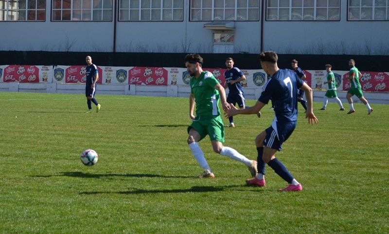 Cronica. Neinvinsi acasa